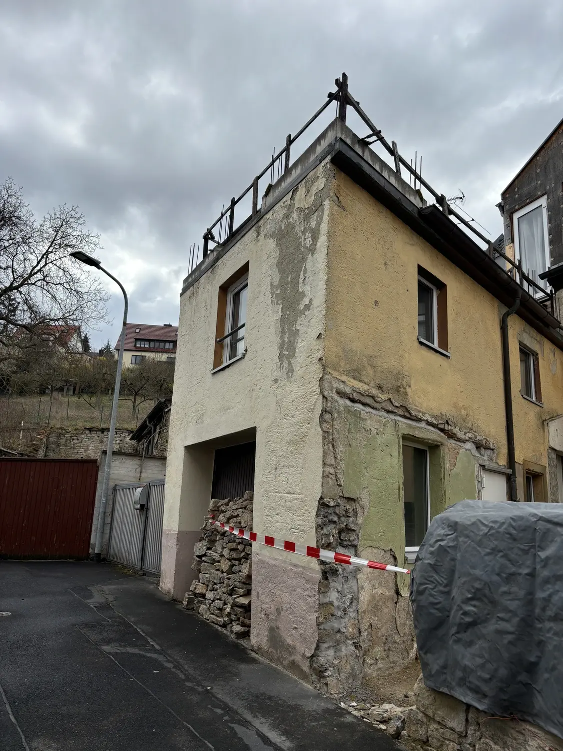Vorher-Zustand des Altstadthauses mit abblätternder Farbe und freiliegendem Mauerwerk