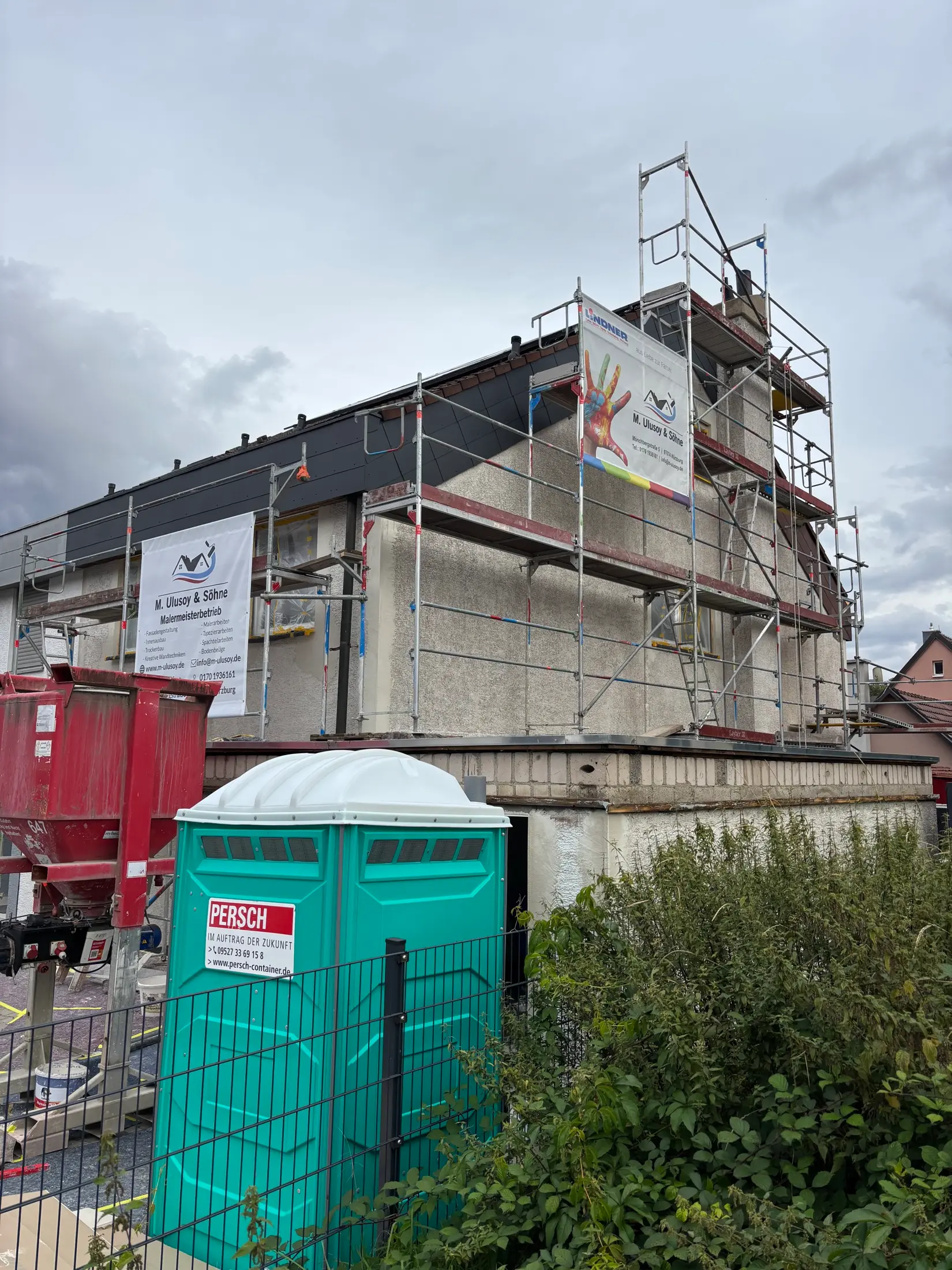 Eingerüstete Hausfassade während der Fassadenarbeiten durch M. Ulusoy & Söhne in Würzburg