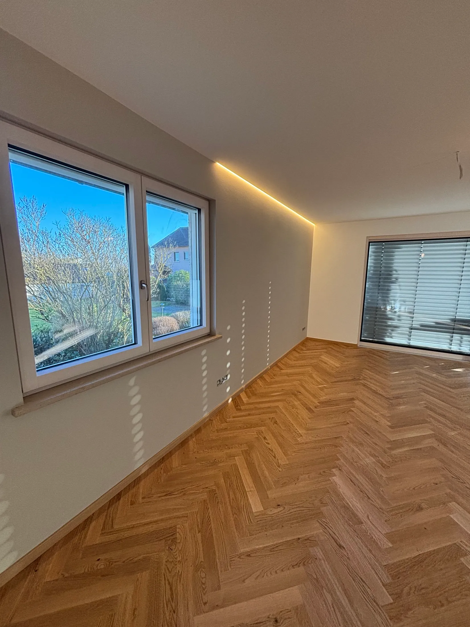 Fertig renoviertes Zimmer mit indirekter LED-Deckenbeleuchtung